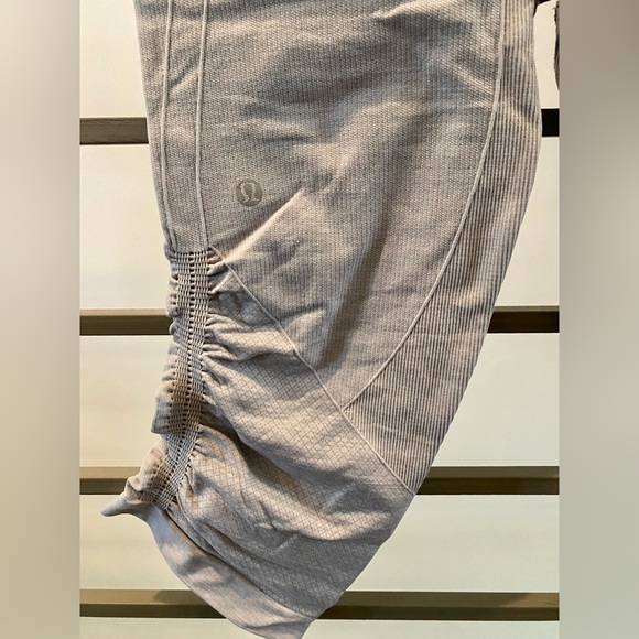 Lululemon Women's Discontinued Cropped Leggings - Picture 2 of 3